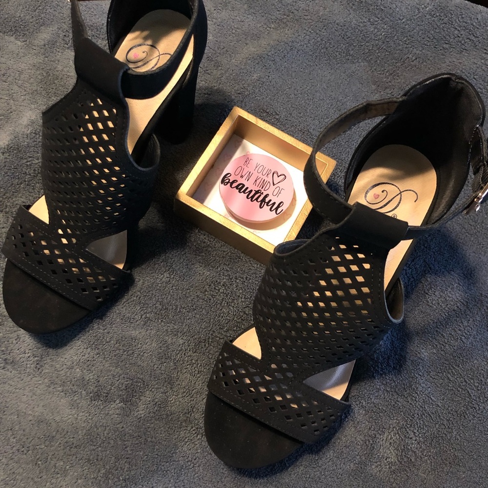 Heels - Picture 5 of 5